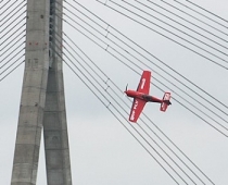 Aviošovs starp Daugavas tiltiem sajūsmina skatītājus