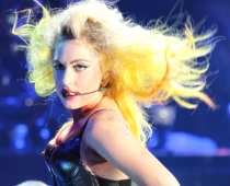 Lady GaGa asiņainais koncerts; pasaulē 1. supermodele šokā par viņas uzstāšanos