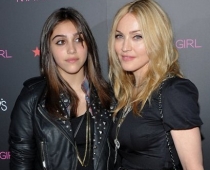 Madonna aizņemas drēbes no 13g.v. meitas skapja