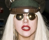 Lady Gaga šokējusi lidostas apmeklētājus (FOTO)