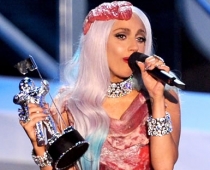 Lady GaGa gaļas tērps iedvesmojis rotu veidotājus FOTO
