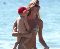 Žizele Bundhena ar dēlu pludmalē FOTO