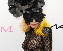 Lady GaGa kārtējo reizi šokējusi ar savu izskatu - šoreiz kailas krūtis (FOTO)