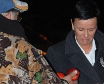 Linda Mūrniece atsakās no "bomža" piedāvātā ābola (FOTO)