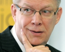 Zatlers dievina bītlus, Dombrovskim tīk "Rammstein"