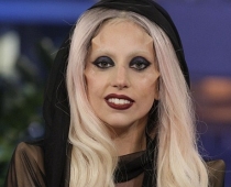 Lady GaGa uz sejas parādījušies briesmīgi izaugumi FOTO