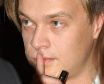 Rihards LEPERS slimnīcā zaudē samaņu; "Teātra observatorija" atceļ izrādes