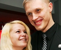 Jaunākais Latvijas deputāts tusiņā neslēpj iemīlēšanos savā skaistulē - FOTO