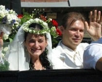 Fotoreportāža no pašmāju "prinča" Kārļa Freiberga kāzām 2003. gadā