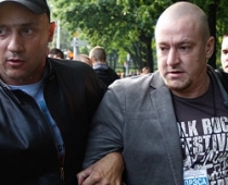 Latvijas Radio žurnālistu arestējuši "bandīti" treniņbiksēs - AIZTURĒŠANAS FOTO
