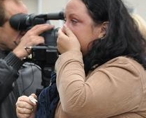 Cilvēki nespēj valdīt emocijas un raud (FOTO)
