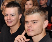 Kamēr pārējiem šova dalībniekiem jāsēž telpās, “4 vēji” aplaimo Kažu (FOTO)