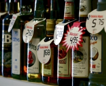 Aptauja: Vairums Latvijas iedzīvotāju ir par alkohola tirdzniecības atjaunošanu