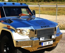 Mirdzēs kičīgie louraideri un Sašas Barona Koena zeltītais džips (FOTO)