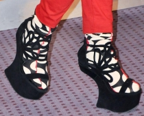 Gundega Skudriņa izvēlas ekstravagantus apavus (FOTO)