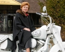 “Vaira” – eksprezidentes vārdā nosauktais motocikls – izstādē Ķīpsalā (FOTO)