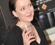 Sandra Zvīgule mirdz Ivara Krasta fotogrāfiju izstādē (FOTO)