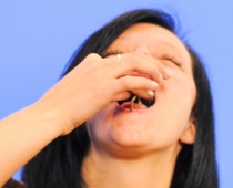 Šova "Cīnītājs" atlasē meitene ēd sliekas