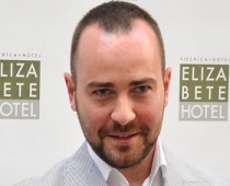 ŠKUTĀNS nesmādē bagātīgi klātos galdus (FOTO)