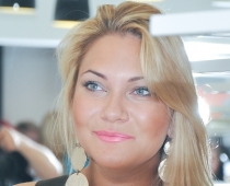 Ar buču ballīti tiek atklāts jauns apavu veikals (FOTO)