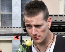 Kaspars Zlidnis savas fanes nesā uz rokām (FOTO)