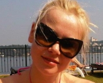 Simpātiskā Laura Blaubuka bauda sauli (FOTO)