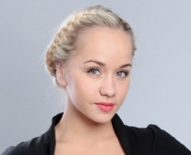 Koķeti seksīgā dziedātāja Aija Andrejeva