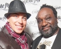 Steve Edwards sniedz privātu koncertu DJ Gustavito mašīnā