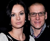 Aigars Fadejevs iepozē ar smuko sievu
