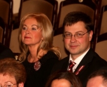 Vai premjera Dombrovska sieva izārstējusies no neirozes pret fotogrāfiem?