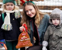 Santa Bindemane-Mihelsone kopā ar bērniem bauda izklaides
