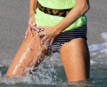 38 gadus vecā Keita Mosa pludmalē reklamē apakšveļu FOTO