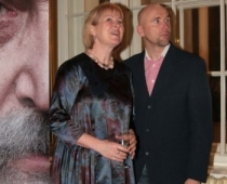 Kultūras ministre šokē ar grūtnieces kleitu