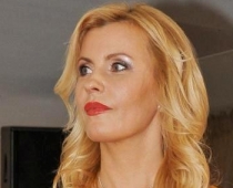 Agnese ZELTIŅA skaistumkonkursu vada šikā kleitā