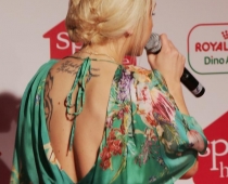 AISHA seksīgā kleitā