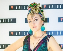 Adelly šosezon izvēlas ekstravagantus tērpus
