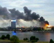 Rīgas pils deg nāves liesmās - FOTO
