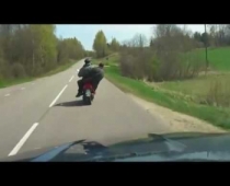 Latvijas lohs un idiots ņirgājas par savu un citu latviešu braukšanas kultūru