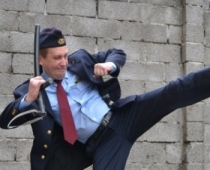 Sandis Kiops policista tērpā šodien rādīs striptīza šovu - VIDEO
