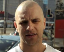 Mūziķim tiešraidē vaicā: "Cik gadu bija jaunākajai meitenei, ar kuru pārgulēji?"