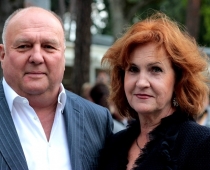 Miljonārs kopā ar sievu Jaunajā Vilnī ierodas ar lūpu krāsas pleķi uz sejas FOTO