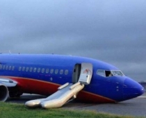 FOTO/VIDEO: Pasažieris nofilmē lidmašīnas avāriju un cilvēku paniku salonā