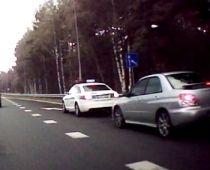 Ceļu policija par ātruma pārsniegšanu aiztur citu policijas automašīnu - VIDEO