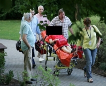 Šokējoša cilvēku vienaldzība LV koncertā - sieviete noģībst, neviens nereaģē