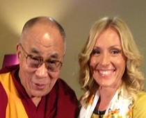 Dalailama apķēris šarmanto Kristīni Garklāvu! LNT Ziņu dienests piedāvā ekskluzīvu interviju ar Viņa svētību