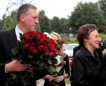 Sabiedrības elite un latviešu inteliģence atvadās no izcilā rakstnieka un Likteņa līdumnieku "tēva" - FOTO