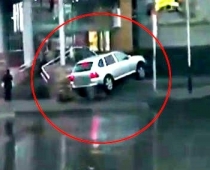 Gājusi bojā policiste. Blondīne ar PORSCHE džipu parkošanās laikā nobrauc 3 sievietes. ŠOKĒJOŠS VIDEO 18+