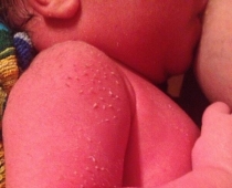 Seksīgā Liene Brikouska visiem atrāda fotogrāfiju, kā baro savu mazuli ar kailo krūti - FOTO