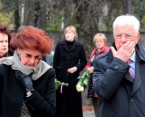 Ar motociklu godasardzi un asarām acīs slavenības atvadās no rokmūzikas leģendas Aivara Brīzes - FOTOREPORTĀŽA