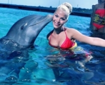 Kubasova izrāda savas krūtis, pozējot bikini - FOTO